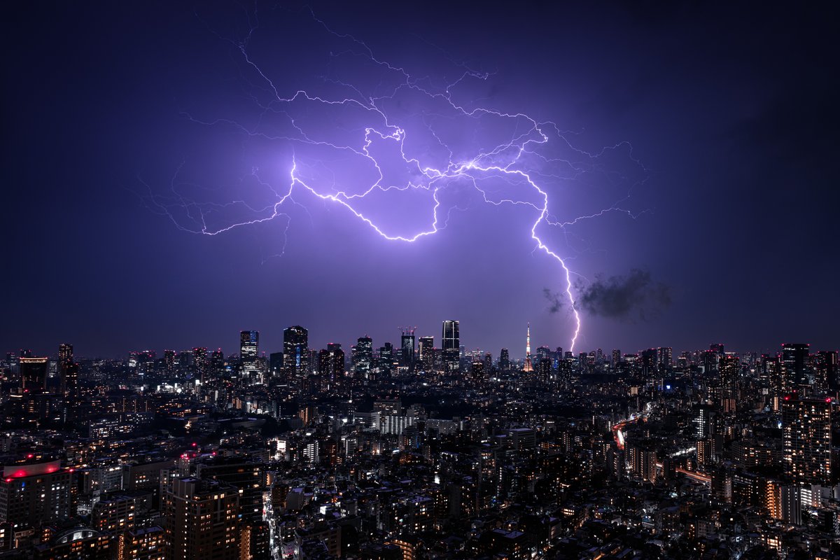 Nitto_Photo's tweet photo. 自分の代表作の1つだと思っている写真。

激しい雷雨の際は雲底が低くなって遠くまで見通せないことが多く、ここまで美しい稲妻の全体像を撮影することは至難の業。

雷雲が衰退し始め、発雷頻度も下がってそろそろ終わりかなと思っていたところの奇跡の1枚。

#もう一度撮れと言われても撮れない写真 https://t.co/21D4ugWDNU