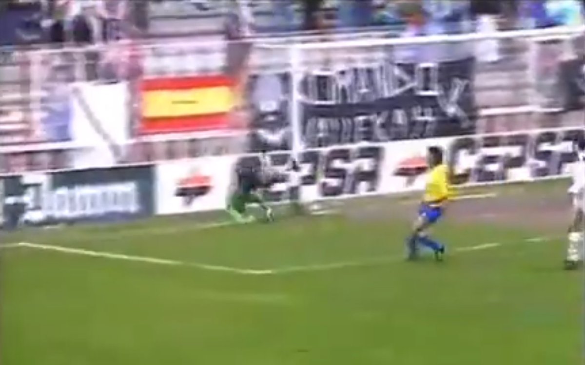 mannerbund__'s tweet photo. La temporada 89/90 y 91 aparece una pancarta con el nombre de Komando Vallekas, seguramente heterogéneo como muchos otros grupos españoles ochenteros donde convivían diferentes ideologías y tribus de manera anárquica. Donde se ven banderas de España, sudistas, anarca y la pirata. https://t.co/Qo1XKxwiX5