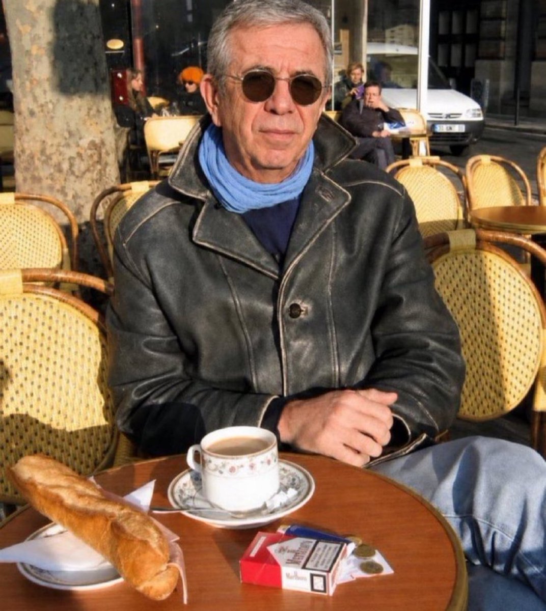 shryelii's tweet photo. Hayatım kafana çok takıyosun, bazen de gülüp geçmek gerekiyor. Hayat kısa kuşlar uçuyor. https://t.co/cVGrmxZI87