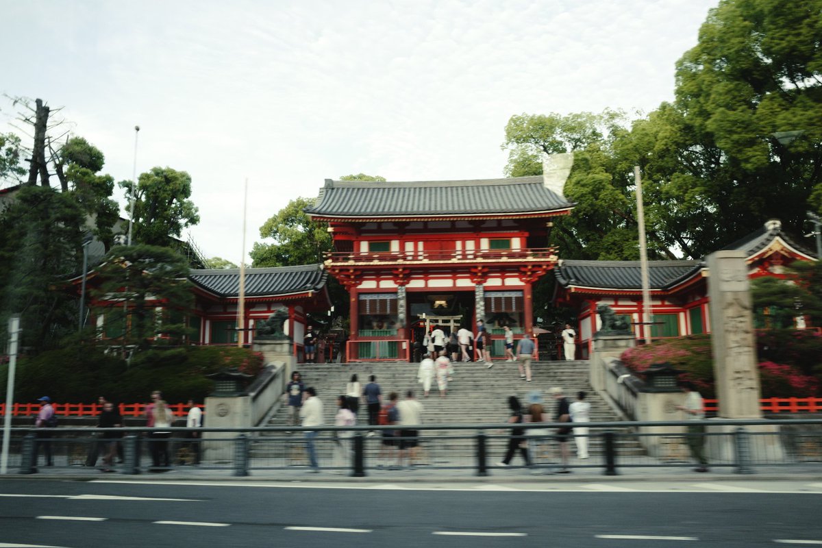 25nabe251's tweet photo. バスの車窓から観た八坂神社 https://t.co/aU5NSnJGnv