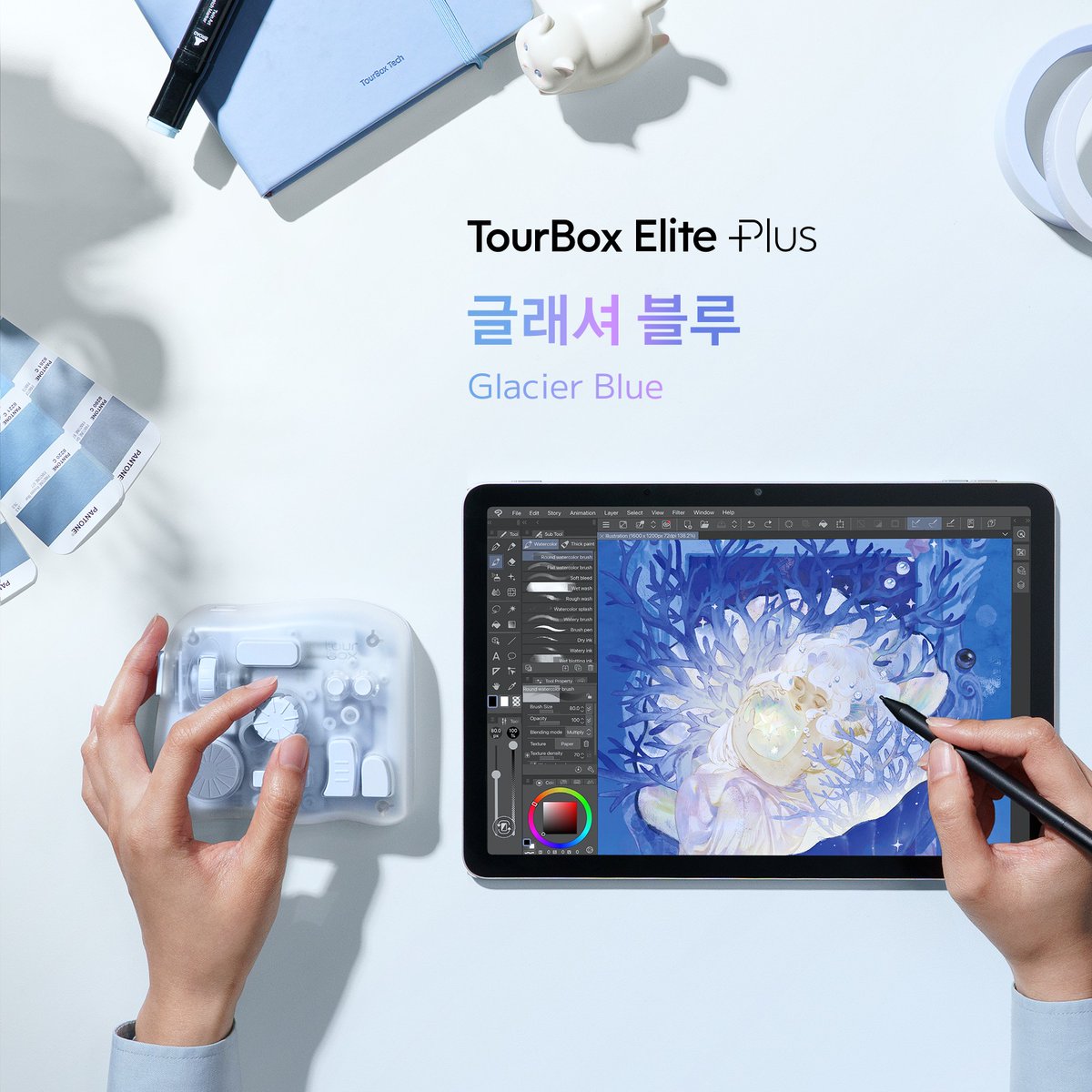 TourBoxKorea's tweet photo. [인기몰이중] TourBox Elite Plus 아크틱 시리즈 재입고! ✨

복잡한 조작을 단 한 번의 터치로, 크리에이터의 작업 속도를 바꾸는 한 손 디바이스.

PC · iPad · Android 기기 불문 완벽 대응
일러스트부터 영상 편집까지 프로들의 작업실에 언제나 투어박스가 있는 이유를 직접 체감해 보세요.
