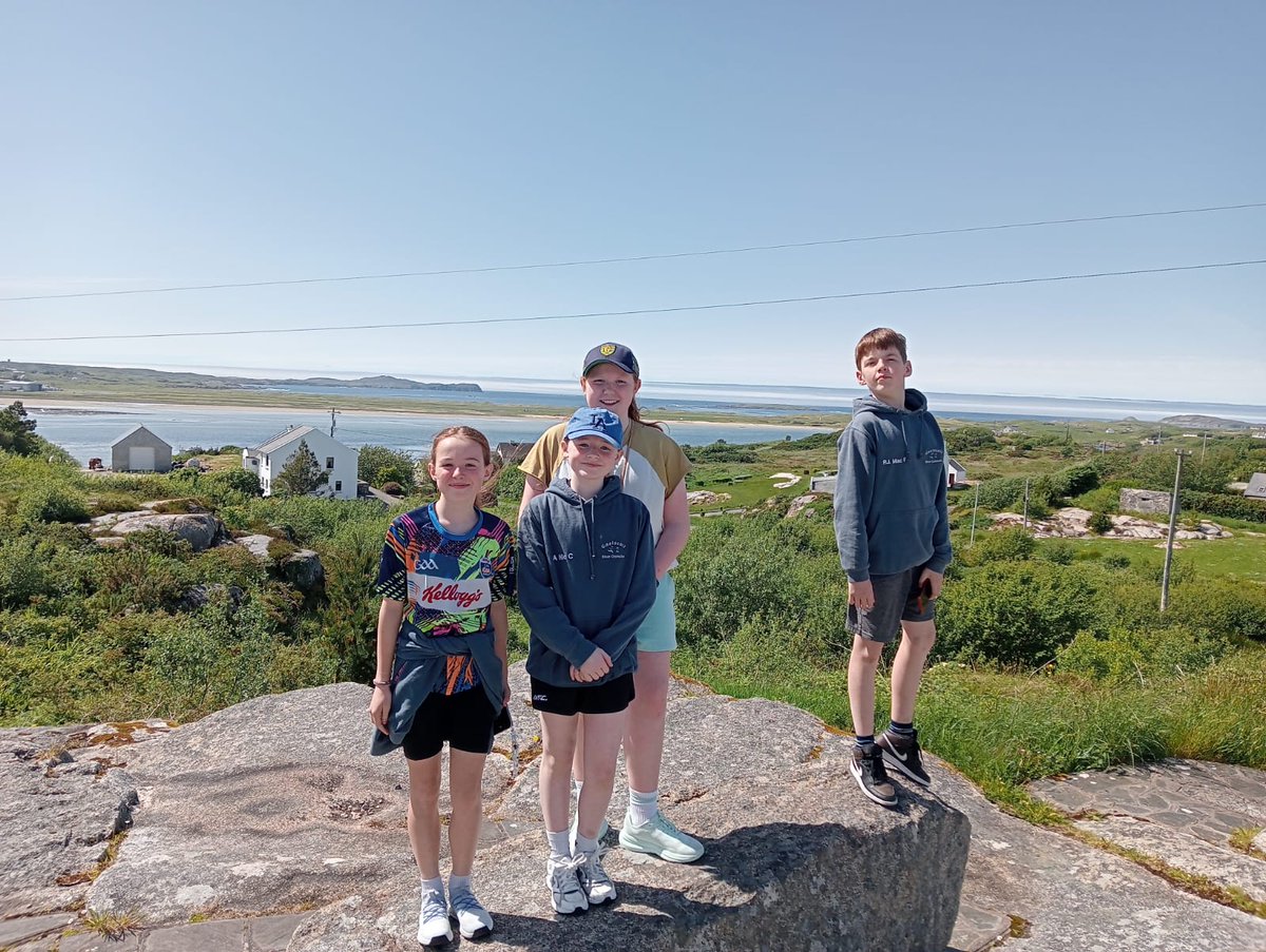 gaelscoilbc's tweet photo. 𝐒𝐥á𝐧 𝐥𝐞 𝐑𝐚𝐧𝐠 𝟔 𝐚𝐭á 𝐢𝐦𝐢𝐭𝐡𝐞 𝐚𝐧𝐨𝐢𝐬 𝐜𝐡𝐮𝐢𝐠 𝐚𝐧 𝐆𝐡𝐚𝐞𝐥𝐭𝐚𝐜𝐡t. Goodbye to our Rang 6 who will spend the next few days in the Gaeltacht. We know they'll have a brilliant time and can't wait to hear all the stories when they return on Friday! https://t.co/ABlSRDxrwj