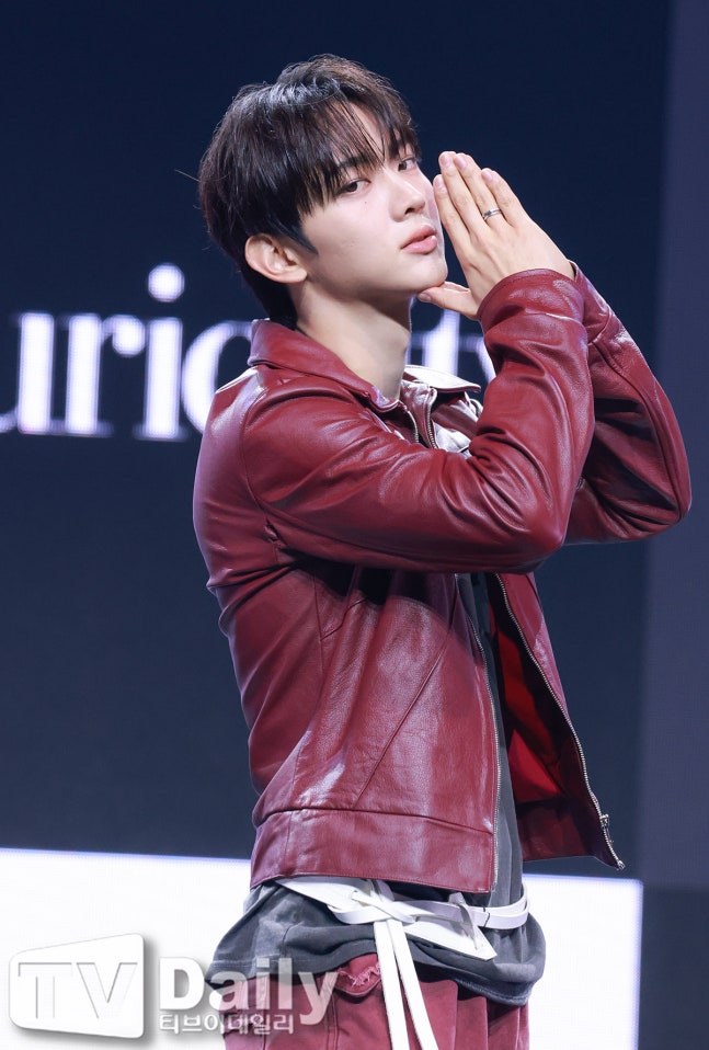 엘. tweet media