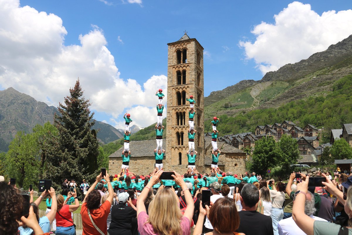 RadioSeu's tweet photo. Els Castellers de Vilafranca han actuat per primer cop a l'#AltPirineu i la #ValdAran, amb exhibicions a #laValldeBoí, #Vilamòs i #Vielha. #AltaRibagorça #Pirineu #castells 📷ACN + informació: https://t.co/Gf5d8aKF89 https://t.co/JUWmmw6YC0