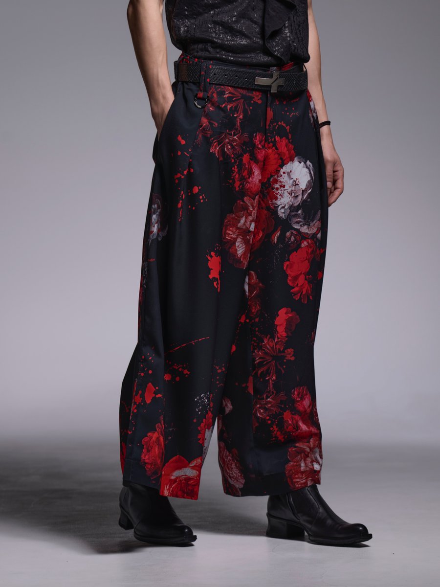 laidback0210's tweet photo. kiryuyrik
＊New Arrivals＊
Black Flora Gabardine Wide Tuck Slacks
https://t.co/tGFP6WkWgF
・
・
ブラックベースのフローラ柄がインパクト大のワイドスラックス。

深いタック、ウエスト背面にゴムを配し着用がしやすく、裾にスリットがあることで足捌きのしやすさが向上、光沢のあるギャバジン素材が使用されているため上品な仕上がりです。

【 THE ALFEE 高見沢俊彦 さん】 堂本兄弟2025にてご着用

#kiryuyrik #キリュウキリュウ
#slacks #スラックス #ワイドスラックス #pants #パンツ #polyester #black #flora
#THEALFEE #高見沢俊彦 #堂本兄弟
#fashion #ファッション #セレクトショップ
#laidback #レイドバック #laidback浜松 #静岡 #浜松