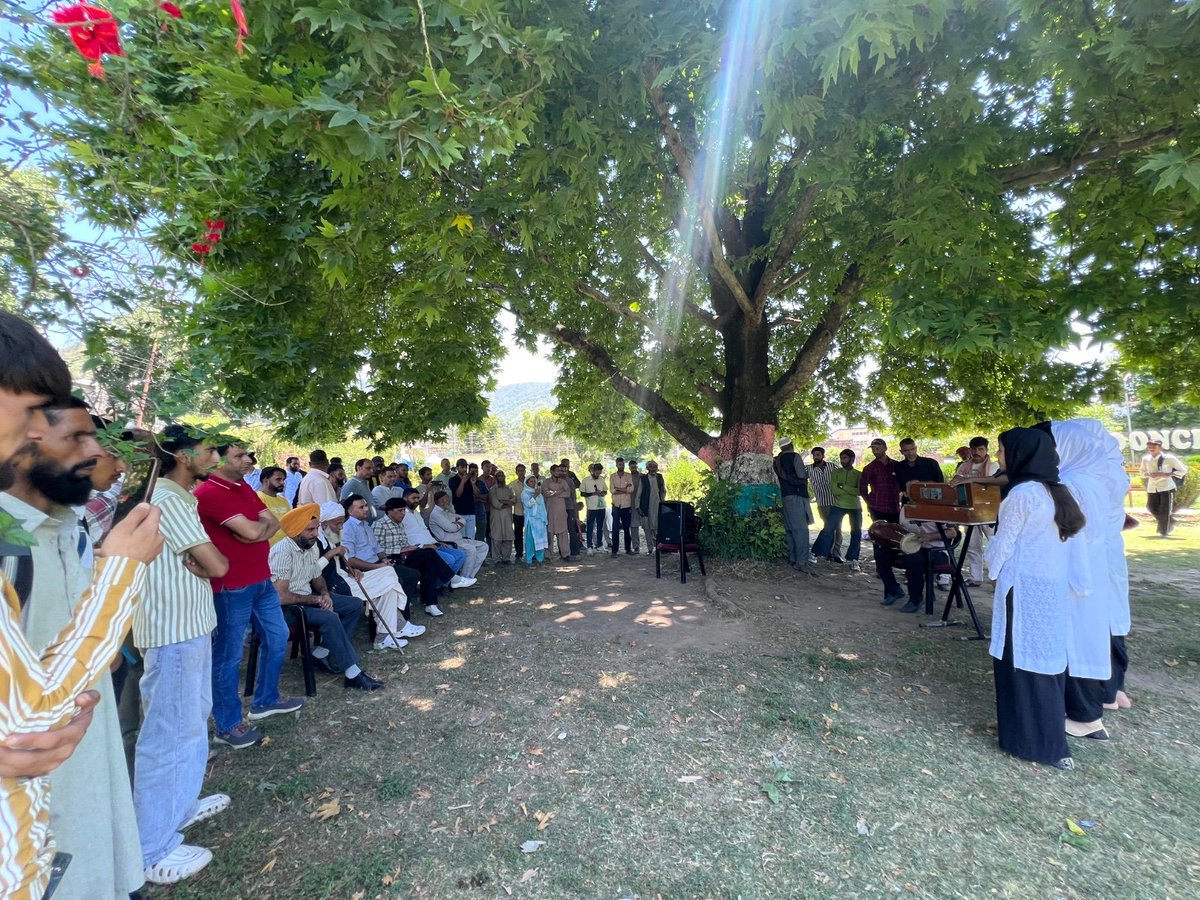 CouncilPoonch's tweet photo. Today, Municipal Council Poonch organized a Nukad Natak at Parade Ground Poonch spreading awareness about drug-free society and healthy lifestyle under Nasha Mukht campaign.
@MoHUA_India 
@md_sbm 
@JKHUDD1
@PoonchDm 
@JammuUlb
@diprjk 
@DICPoonch https://t.co/YqpUC7PEPc