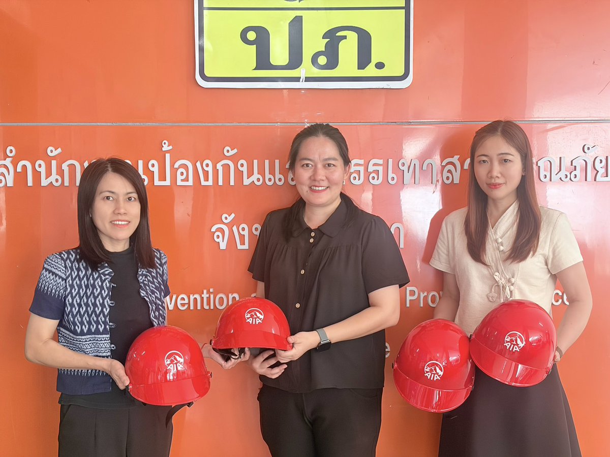 SPhayea60449's tweet photo. พะเยาห่วงใย! ปภ.มอบหมวกนิรภัยให้นักเรียนฝึกอาชีพ เสริมความปลอดภัยทางถนน มุ่งปลูกจิตสำนึกวินัยจราจรและสร้างความปลอดภัยในการเดินทางฝึกอาชีพ เพื่อลดอุบัติเหตุบนท้องถนน ภายใต้ความร่วมมือของภาครัฐในการพัฒนาเยาวชนสู่คุณภาพชีวิตที่ยั่งยืน https://t.co/VP9NGAWh7b