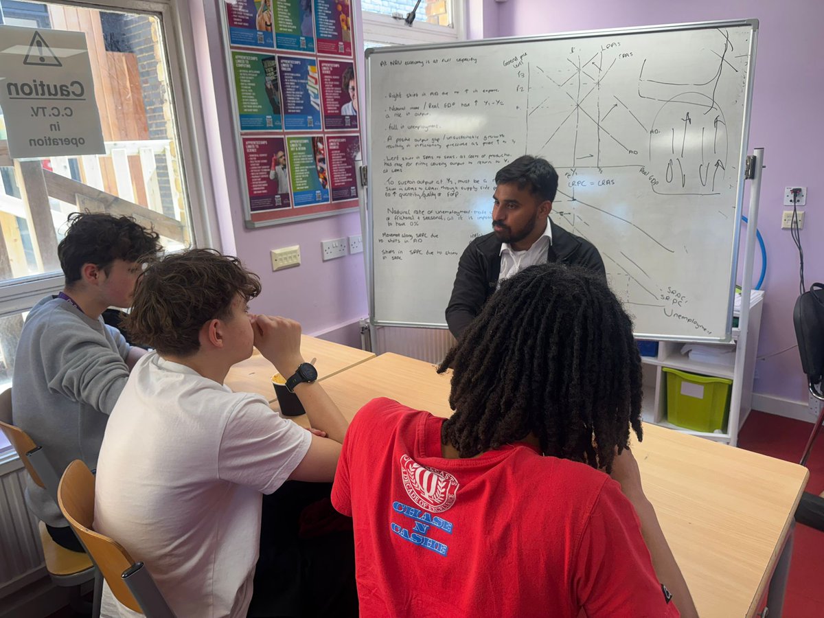 HigginsPartner's tweet photo. Great to attend the KS5 Careers Networking Event at Kingsdale Foundation School, discussing career pathways, apprenticeships and our Management Trainee Programme with students, supporting future talent and employability initiatives. #Careers https://t.co/tTfvJ0pmsg