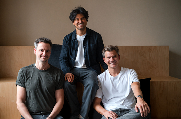StartingUp_Mag's tweet photo. Vom Corona-Hilfsprojekt zur Tech-Plattform: Wie sich das Hamburger GastroTech-Start-up BON BON neu positioniert und mit smarten Kassen-Schnittstellen den 10-Milliarden-Gutscheinmarkt erobern will. Eine Analyse des Pivots: https://t.co/WFAODxC33j https://t.co/CjSgdMMbkx