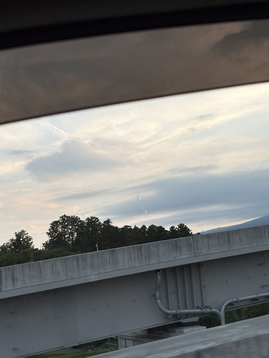 Goki_YouTube's tweet photo. 山梨の須走道路から山梨の南側の空に飛来物見えた
なんだこれ https://t.co/TQa0JZq6vs