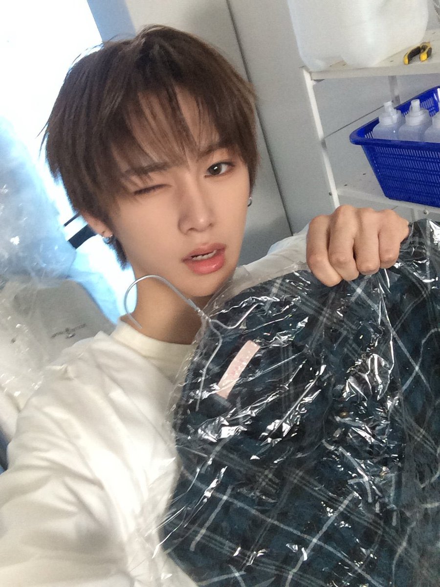 디어 tweet media