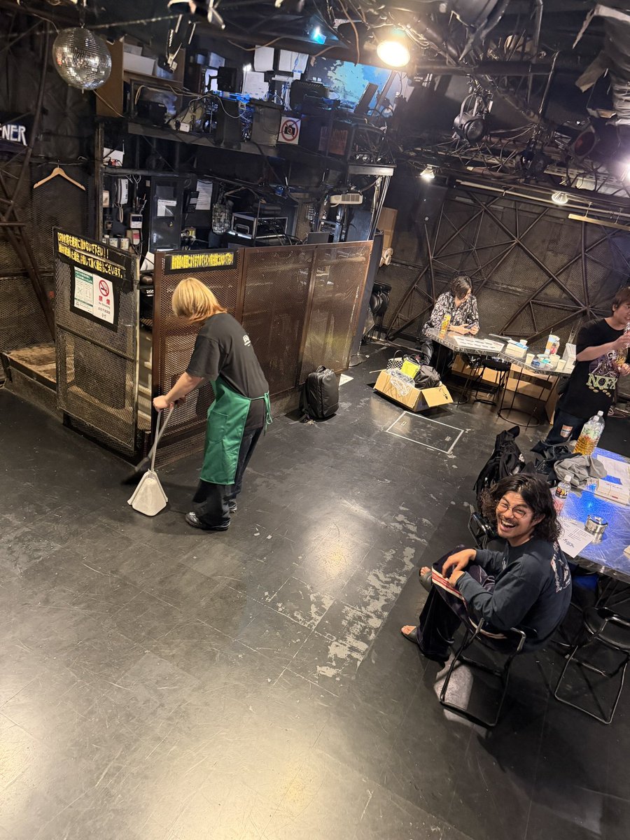 PODMOS's tweet photo. お客さんが来なさ過ぎて
シェルターの中までキレイにする
夏目店長

HONEST 1st MiniAlbum
"Never Wanna Come Back Home"店着日

#夏目がOPENしてる

#サスフォー https://t.co/zqRYN1NobJ