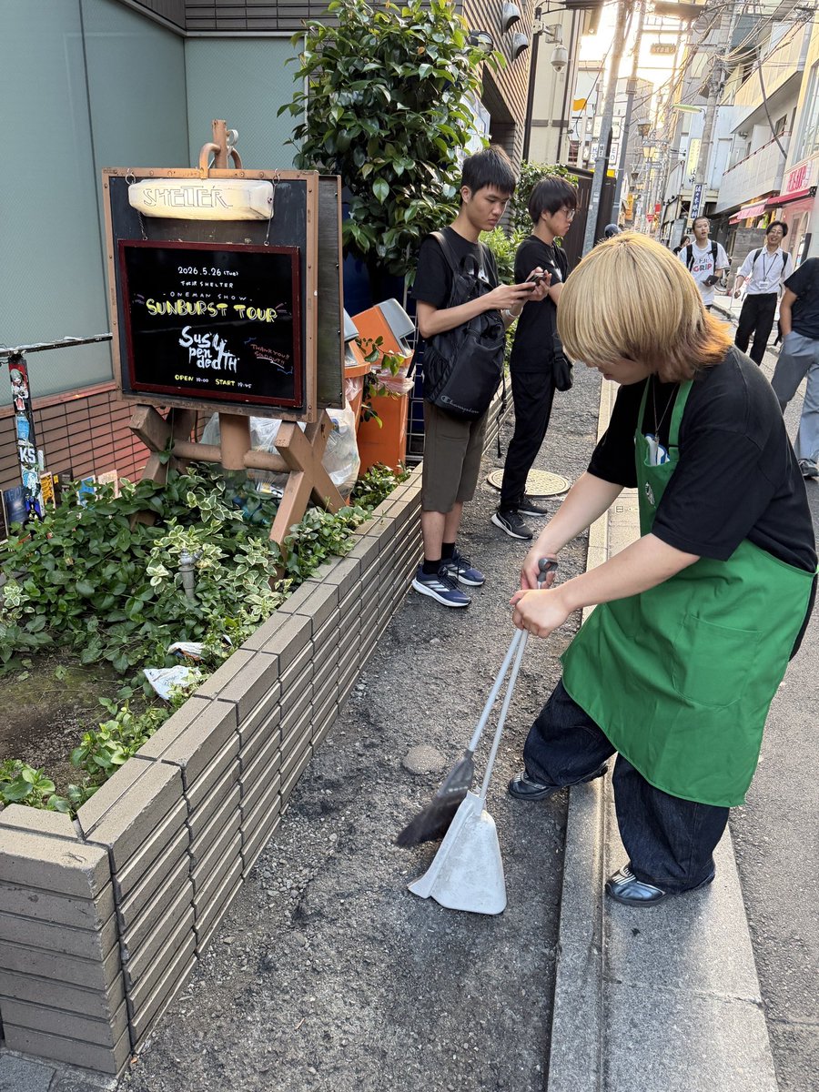PODMOS's tweet photo. お客さんが来なさ過ぎて
シェルターの中までキレイにする
夏目店長

HONEST 1st MiniAlbum
"Never Wanna Come Back Home"店着日

#夏目がOPENしてる

#サスフォー https://t.co/zqRYN1NobJ