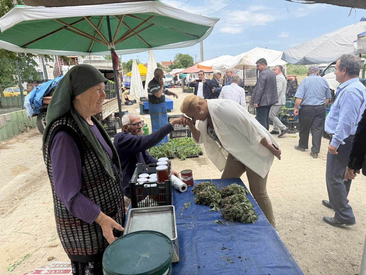 CGegeoglu's tweet photo. Partimizin geleneksel bayramlaşma merasimi dolayısıyla Sayın İl Başkanımız ile birlikte, Cumhuriyet Halk Partisi Meriç İlçe Örgütümüzü ziyaret ettik. Ardından esnaf ziyaretimizi gerçekleştirdik. https://t.co/7v8eGqNJPA