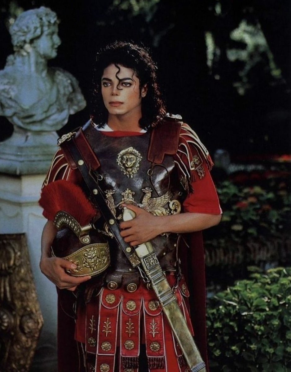 sariidunkan's tweet photo. Michael vestito da centurione/rinascimentale 🥹🤏🏻 (no non è IA😂) #mjtwt https://t.co/xTfXrhr4UA