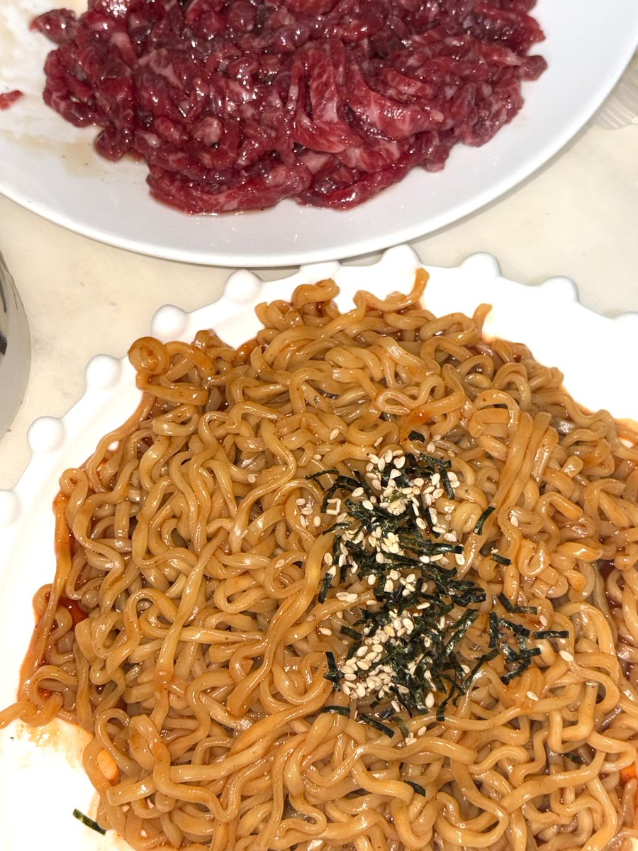 hisokashaa's tweet photo. 불닭이랑 육회 조합 말해뭐해 걍 입 다물고 먹어야지 https://t.co/GRr6NyzDjq