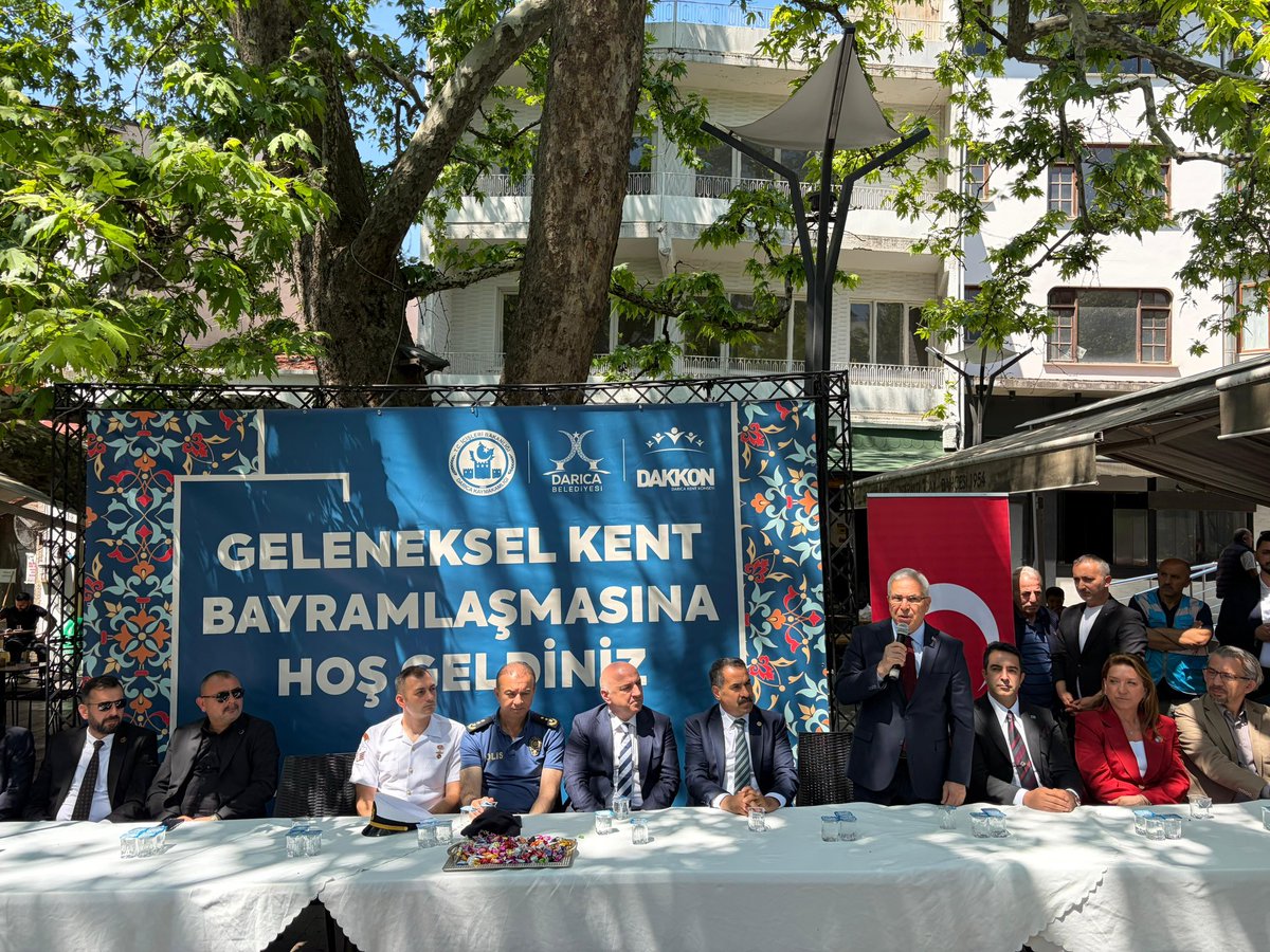 cemil_yaman's tweet photo. Darıca Kent Konseyi’nin düzenlediği bayramlaşma programında kıymetli hemşehrilerimizle bir araya gelmenin mutluluğunu yaşadık.

Birlik, beraberlik ve kardeşlik duygularının en güzel şekilde hissedildiği bu anlamlı buluşmada emeği geçen herkese teşekkür ediyor, tüm vatandaşlarımızın bayramını gönülden kutluyorum.

Nice bayramlarda aynı muhabbet ve dayanışma içerisinde buluşmak dileğiyle… 🇹🇷
@RTErdogan 
@muzafferbiyik