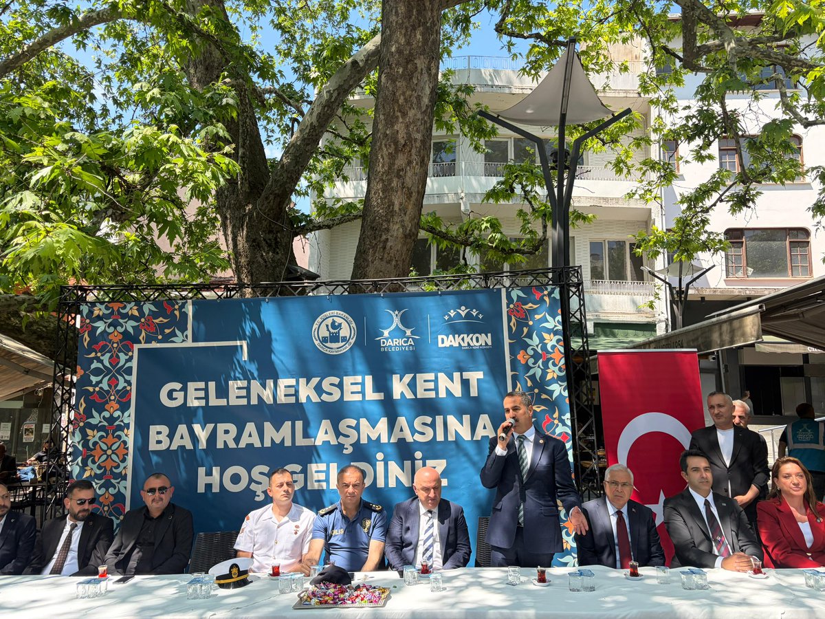 cemil_yaman's tweet photo. Darıca Kent Konseyi’nin düzenlediği bayramlaşma programında kıymetli hemşehrilerimizle bir araya gelmenin mutluluğunu yaşadık.

Birlik, beraberlik ve kardeşlik duygularının en güzel şekilde hissedildiği bu anlamlı buluşmada emeği geçen herkese teşekkür ediyor, tüm vatandaşlarımızın bayramını gönülden kutluyorum.

Nice bayramlarda aynı muhabbet ve dayanışma içerisinde buluşmak dileğiyle… 🇹🇷
@RTErdogan 
@muzafferbiyik