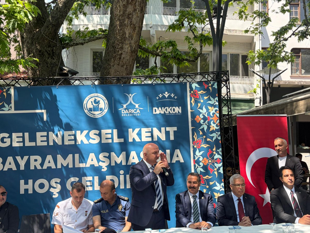 cemil_yaman's tweet photo. Darıca Kent Konseyi’nin düzenlediği bayramlaşma programında kıymetli hemşehrilerimizle bir araya gelmenin mutluluğunu yaşadık.

Birlik, beraberlik ve kardeşlik duygularının en güzel şekilde hissedildiği bu anlamlı buluşmada emeği geçen herkese teşekkür ediyor, tüm vatandaşlarımızın bayramını gönülden kutluyorum.

Nice bayramlarda aynı muhabbet ve dayanışma içerisinde buluşmak dileğiyle… 🇹🇷
@RTErdogan 
@muzafferbiyik