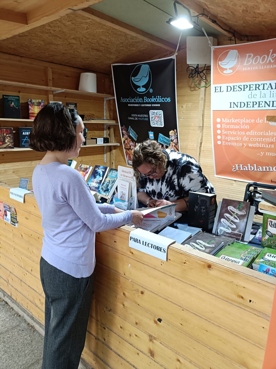 Diverliteraria's tweet photo. ✨ ¡Qué tarde tan increíble vivimos el pasado 15 de mayo! ✨
 
Aún seguimos con las emociones a flor de piel tras la presentación de Sombras chinescas. Consigue tu ejemplar directamente en el siguiente enlace:
 
🔗 https://t.co/HCVet1bfcw https://t.co/xnLxTgMRAV