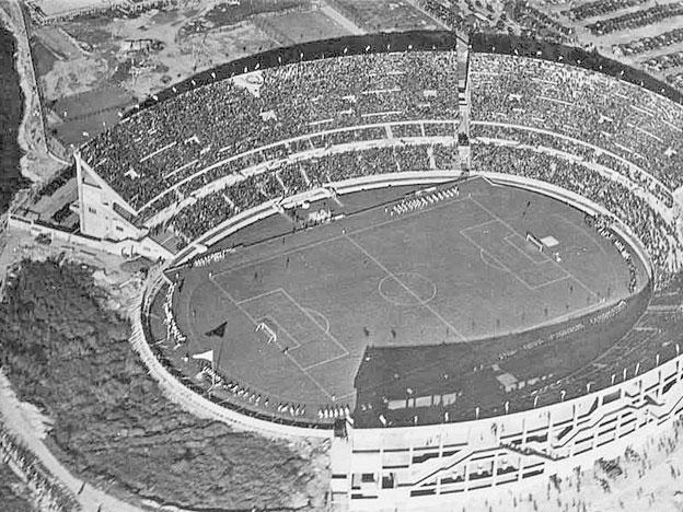 AllaSquadra's tweet photo. Tal día como hoy, hace 88 años, @RiverPlate inaugura el Monumental en el barrio porteño de Núñez. La vieja “Herradura” comenzó a cerrarse para finalmente ser sede del Mundial 1978. Hoy, con su acercamiento al césped, luce MONUMENTAL

@ca_river_plate
@PasionRiverRP
@NoticiasRiver https://t.co/Ogbr8CsMdF
