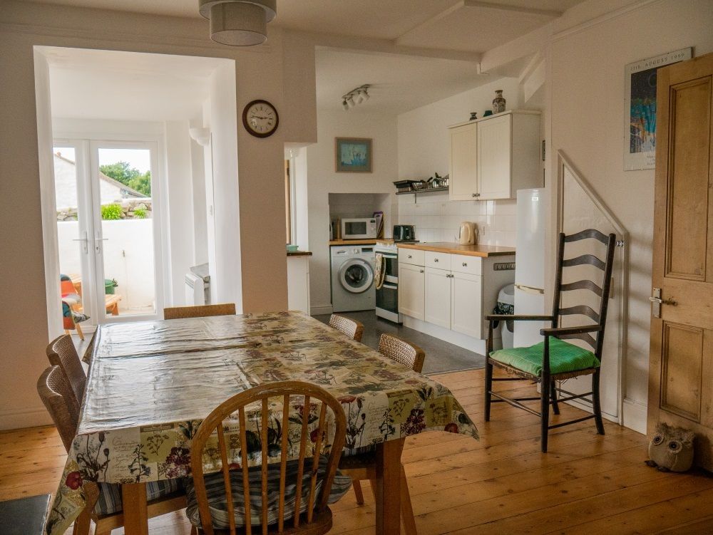 TheHolidayCots's tweet photo. 🏡✨ Relax at Sarnia Cottage ✨🏡
Sarnia Cottage offers spacious and comfortable accommodation, perfect for guests looking to enjoy a relaxing holiday in beautiful Cornwall. 🌿🌊
🛏️ Sleeps 6
https://t.co/RihnNDJutl
#SarniaCottage #Marazion #StMichaelsMount #CornwallEscape #UK https://t.co/asLWn0E7U7