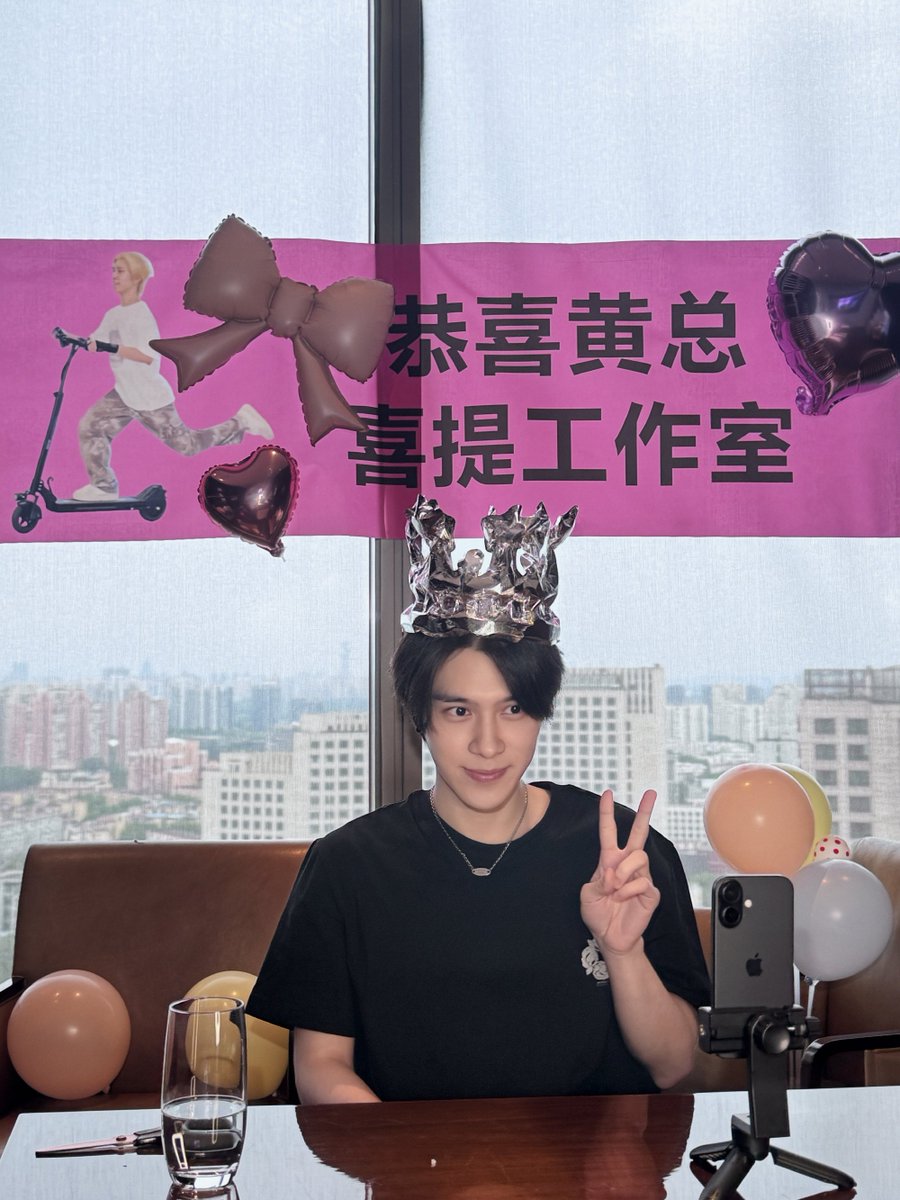 WayV_Airlines's tweet photo. HENDERY Studio Weibo Update

Today, we gather here to celebrate the opening of HENDERY’s personal studio! 

Every time Boss Huang changed into a new outfit, he immediately got dragged to the window to stare into the distance… and that’s how these photos were born 😭

🔗https://t.co/ZXus8ccGUF

#HENDERY #黄冠亨 #헨드리