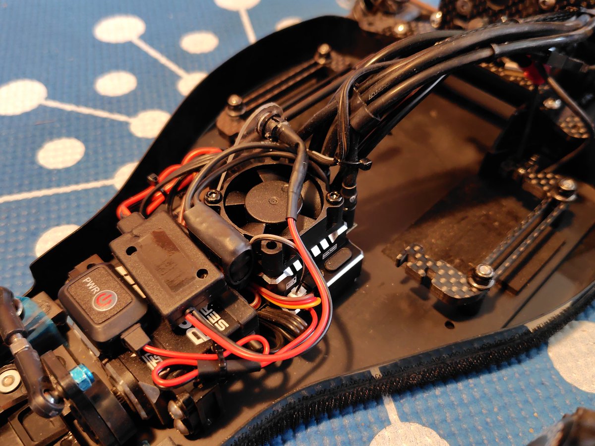 hiro675690's tweet photo. V2を追加仕入れ👍
今回はレースで使うアスチュートに投入🔧
アスチュートで使ってた前モデルはオプティマミッドへ🔧
オプティマミッドはスペースが無くて取り付けが大変ね🤔
アンプ用ファン付けれない⚡
アンプ用ファンのハーネス延長するかね🤔⚡ https://t.co/Jxhx4OdWOo