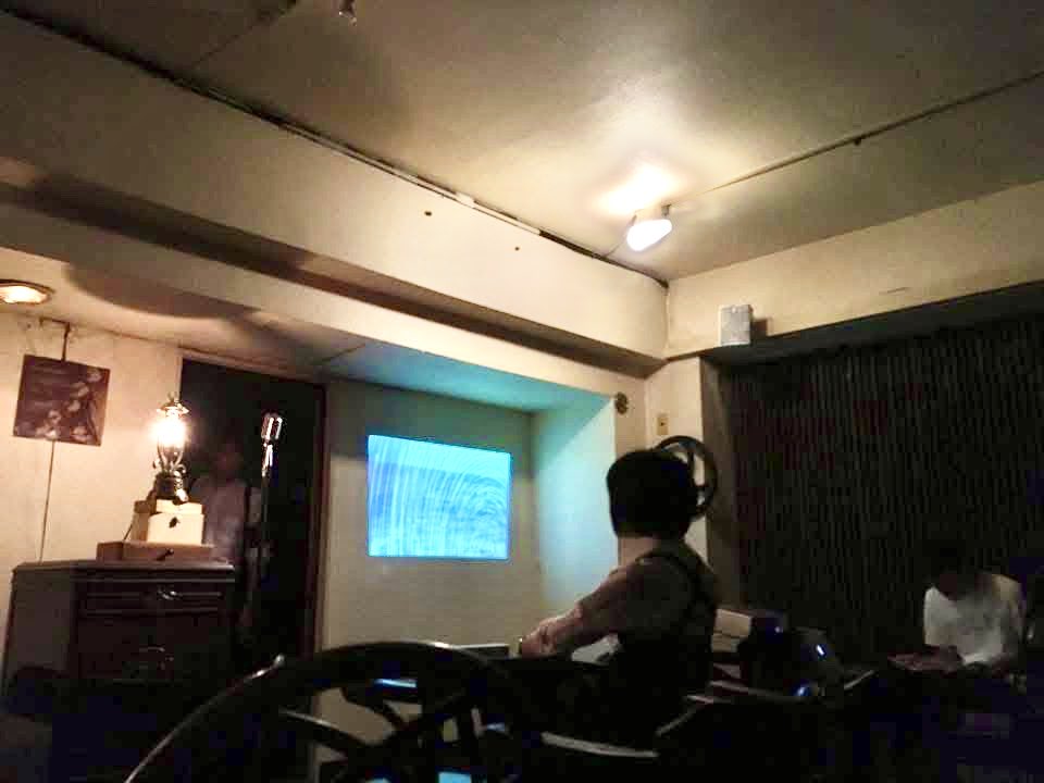 armr's tweet photo. #Eitp
8年前の今日は新宿「茶会記」で、サウンドアーティスト津田貴司@fragile12month (hofli)氏とのジョイント『螺旋境にて』(稲垣足穂)を上演していました。
これはステージ最終チェック中の写真。
撮影は建築家の杉山智之@croquis129氏。
映像は須佐岳彦氏。
Et in terra paxの大切な主要メンバーです。
#舞台 #演出 #公演
#演劇 #朗読
#art #アート #パフォーマンス
#アートパフォーマンス
#パフォーマンスアート
#パフォーミングアーツ
#音楽 #音響 #環境音 #映像
#ミュージックコンクレート
#アートコレクティヴ
#サイトスペシフィック
#ランドスケープ
#コンテンポラリー
#エクスペリメンタル