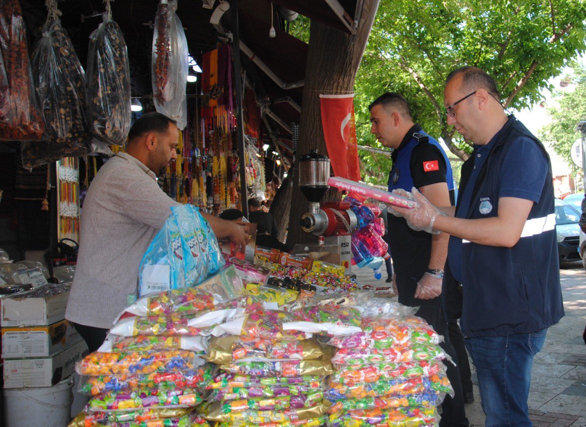 sanliurfabld's tweet photo. Bayram öncesi vatandaşlarımızın güvenli ve sağlıklı alışveriş yapabilmesi için sahadayız🛒

Şanlıurfa Büyükşehir Belediyesi Zabıta Dairesi Başkanlığımız tarafından kent genelinde çikolata, şeker ve lokum satışı yapan iş yerlerinde kapsamlı denetimler gerçekleştirildi.

📍 Haşimiye Meydanı
📍 Akarbaşı Caddesi
📍 Büyük marketler

Bayram alışverişlerinin yoğunlaştığı noktalarda yapılan denetimlerde ürünlerin hijyen koşulları, son kullanma tarihleri, ambalaj durumları ve fiyat etiketleri titizlikle kontrol edildi.

Halk sağlığını korumak ve vatandaşlarımızın mağduriyet yaşamaması adına denetimlerimiz bayram süresince de devam edecek.

Sağlıklı, huzurlu ve bereketli bir bayram diliyoruz🌙