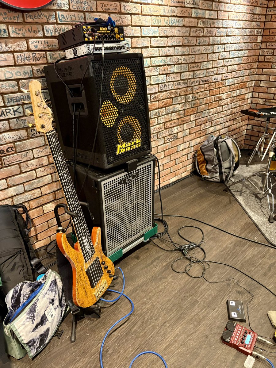 AmaKha_Yajima's tweet photo. 【満席になったそうです】
5/26(火)#PowerHorns@#赤坂 #Bflat
#InnerWood Studio356
#ZOOM B1FOUR
#MarkBass 何らかのスタック (rental)
#KagetsuRock Cables
#iRig BlueTurn
#Gakushi #岩瀬立飛 両氏の邂逅 https://t.co/M8zw6L3doX