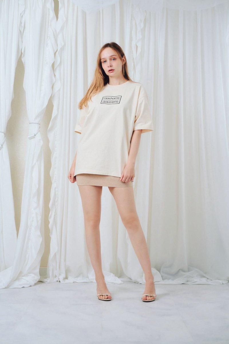 miacharme's tweet photo. miacharme summer collection
2026.06.13

ロゴTシャツ
ベージュ/ブラック
M/L
¥8,000

胸元に、芯のあるメッセージを携えて。
印象的な刺繍のスクエアロゴをあしらった、miacharmeの新作ユニセックスTシャツ。

大切な方へのギフトにも最適な一枚です。 https://t.co/CPIutasOYE