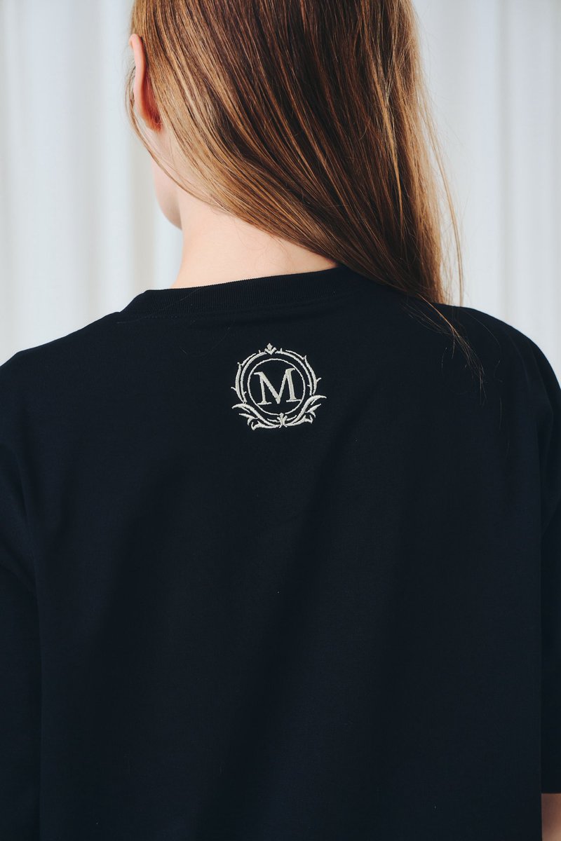 miacharme's tweet photo. miacharme summer collection
2026.06.13

ロゴTシャツ
ベージュ/ブラック
M/L
¥8,000

胸元に、芯のあるメッセージを携えて。
印象的な刺繍のスクエアロゴをあしらった、miacharmeの新作ユニセックスTシャツ。

大切な方へのギフトにも最適な一枚です。 https://t.co/CPIutasOYE