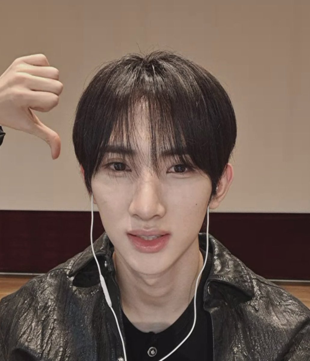 seeunverse's tweet photo. hyunwoo crashed my call https://t.co/rAhuvROFAR