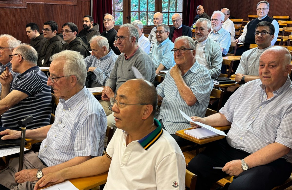 DiocesisVitoria's tweet photo. JESUCRISTO SUMO Y ETERNO SACERDOTE 💬 | Hoy, martes, comienzan las Jornadas Sacerdotales 2026. La primera de estas ponencias está a cargo de Mons. Ginés García Beltrán, Obispo de la @DiocesisGetafe, para hablar sobre ‘La vida y el ministerio del sacerdote como proexistencia’. https://t.co/8riD8jn3BA