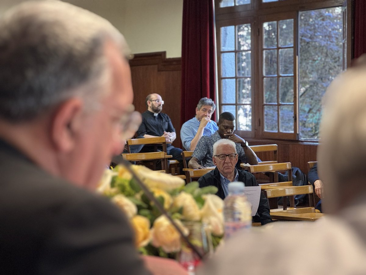 DiocesisVitoria's tweet photo. JESUCRISTO SUMO Y ETERNO SACERDOTE 💬 | Hoy, martes, comienzan las Jornadas Sacerdotales 2026. La primera de estas ponencias está a cargo de Mons. Ginés García Beltrán, Obispo de la @DiocesisGetafe, para hablar sobre ‘La vida y el ministerio del sacerdote como proexistencia’. https://t.co/8riD8jn3BA