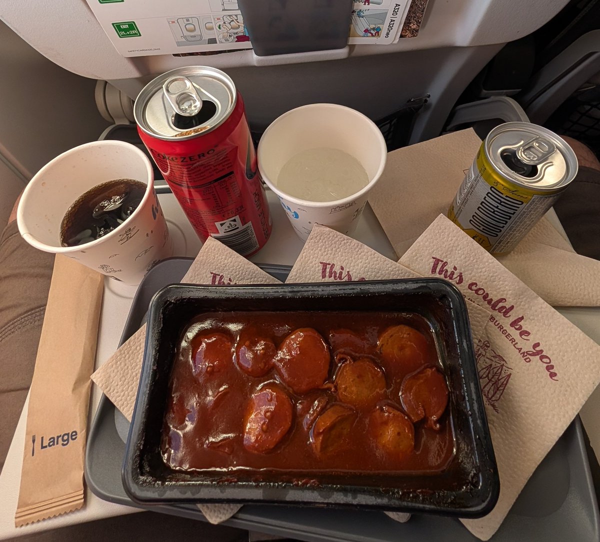 chilldow's tweet photo. @hagenlaw_ @eurowings Also Business-Class war am Sonntag bei @eurowings sehr entspannt und lecker 😁 https://t.co/LPlw4A2c5U