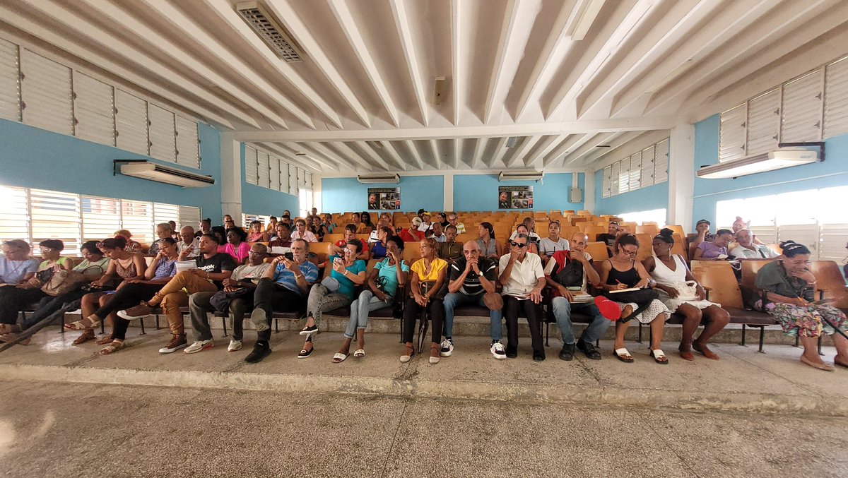rafael_vaz43080's tweet photo. Comprometido el claustro del @ipvceguantanamo a concluir exitosamente el curso escolar. Para ellos nos preparamos y aseguramos todas las tareas. @CubaMined @Educa_Gtmo @yoeaberob1 @maria_laviste @LienMons @naima https://t.co/JvjNvhKHrZ