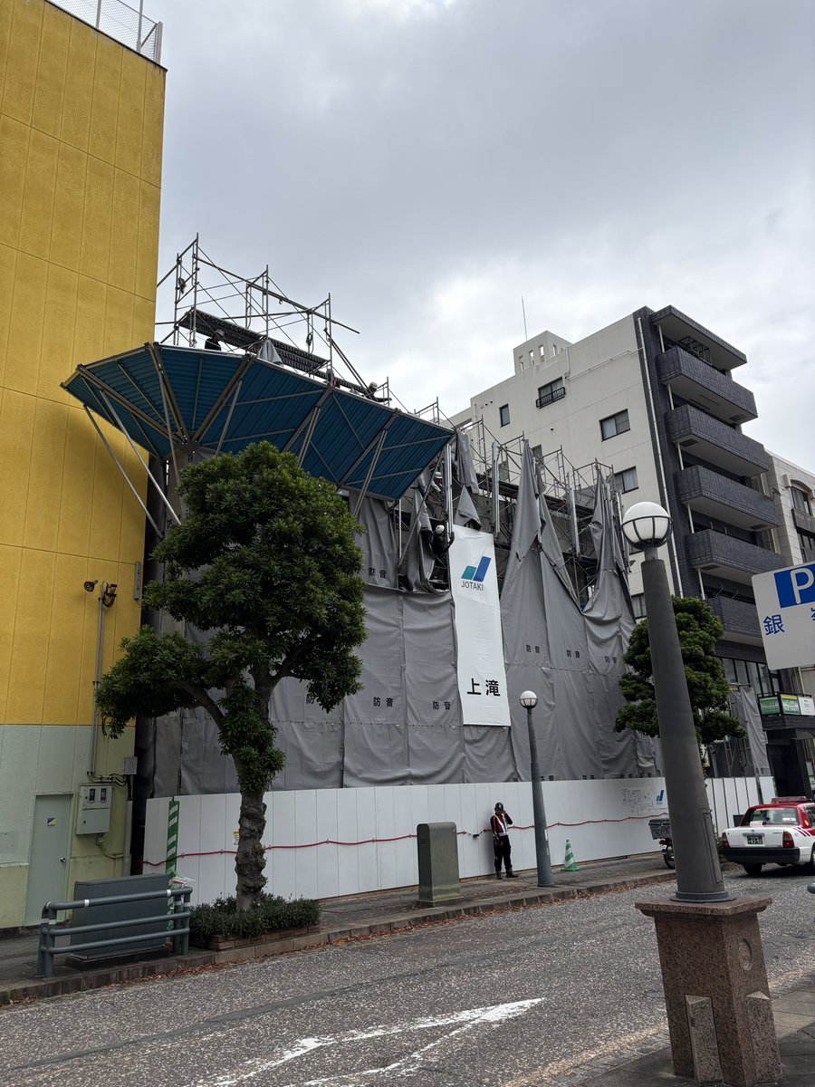 TaichiOGSWR's tweet photo. 同じ時期に長崎で事業をはじめて
似た様な事をしつつ
規模が全然違うものの
動向は嫌でも目に入ってきてて
数年前に撤退
今日、前通ったら象徴的だった建物も解体
あそこで働いてた地元の学生はどうしてるんかな？
地元では応援するのと同じくらい、うまくいかないみたいな声も多かった(地方あるある)
ポジショニングで応援してた大人や、経営層は長崎を離れたり、また別の何かを探したり
可哀想なのは捨て置かれた地元の若者達
否定的な大人達からは、ほら見た事かとマウント取られる
本人達も自信喪失で地元を離れるか別の道を探す
地方で何かやる時は失敗したらいけない
傷口がデカすぎる
チャレンジの仕方はもっと考えたほうがいい
地方はベンチャーより地に足つけたスモビジだよなとは思う