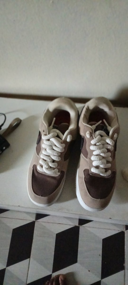 officialSamsuit's tweet photo. @azakegrn guys am selling this Nike air sneakers 👟 size 43 going for 30k its too tight for me is the reason am selling 
serious buyers reach me on 07076311864 https://t.co/uY1VxhqmXW