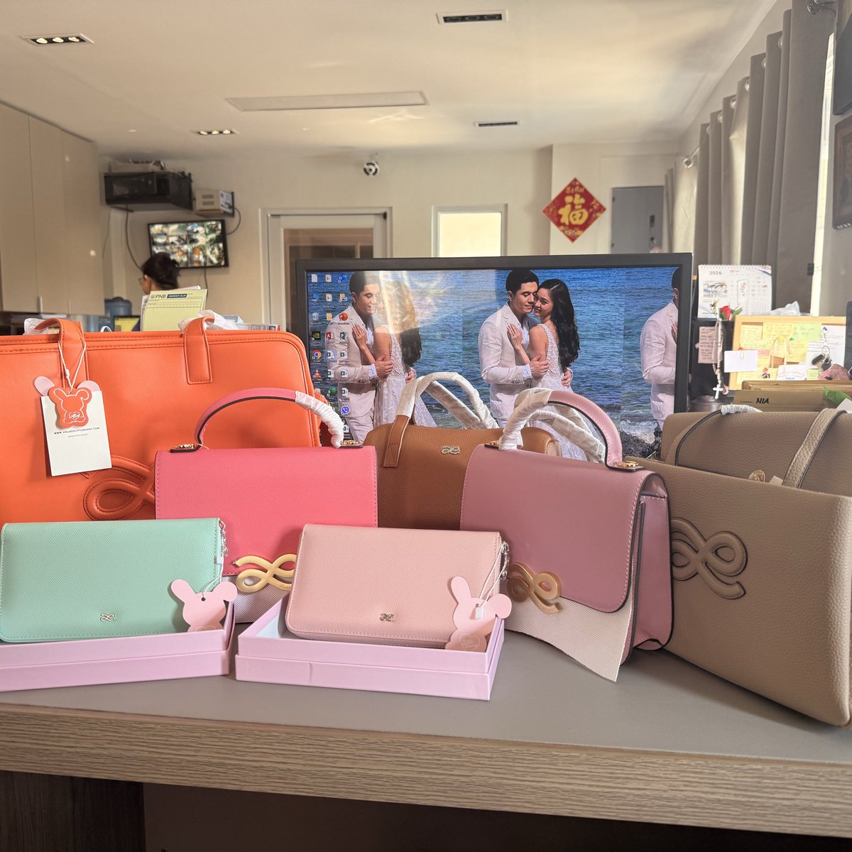 awa_jessa's tweet photo. Big thanks to ate Melodie…got my HOLB bags…. Hi kim @prinsesachinita daghang salamat sa pag sign  sa tanan na bag  pati mga ka officemate ko gi kilig pud sila nkita ang signature mo sila pa talaga nag unbox for me hihihihi. Thank you so much…. https://t.co/JKK2wJAEOe