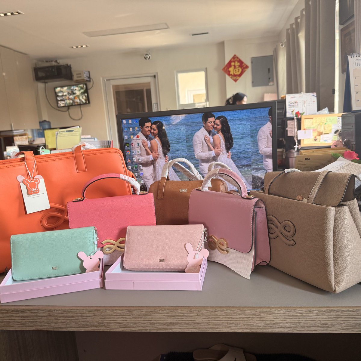 awa_jessa's tweet photo. Big thanks to ate Melodie…got my HOLB bags…. Hi kim @prinsesachinita daghang salamat sa pag sign  sa tanan na bag  pati mga ka officemate ko gi kilig pud sila nkita ang signature mo sila pa talaga nag unbox for me hihihihi. Thank you so much…. https://t.co/JKK2wJAEOe