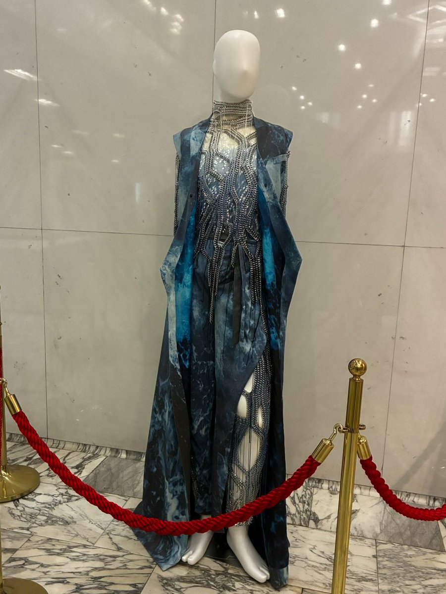hamlet2026's tweet photo. ◤　　　『ハムレット』
キービジュアル衣裳展示決定！◢
 
キービジュアル撮影時に染五郎さんが実際に着用した衣裳を劇場に期間限定で展示いたします✨
ぜひこの機会にお近くでご覧ください⚔

🔻詳細はこちら
https://t.co/POX0Uh8AGy

#ハムレット2026 https://t.co/nnRg85RkCM