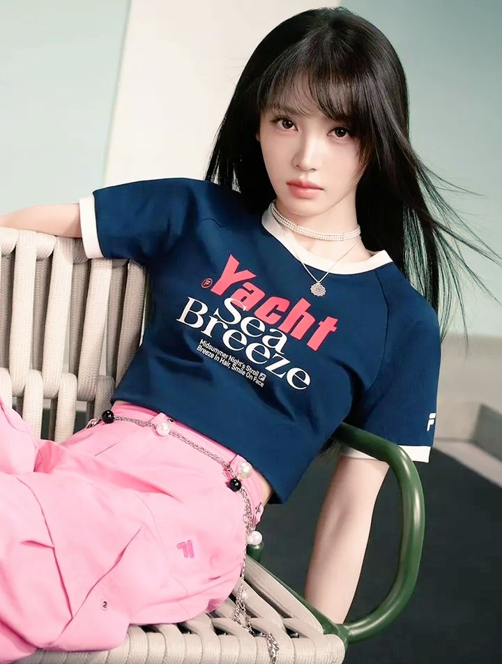 joyandvictoriaT's tweet photo. #TianXiwei is absolutely glowing in the latest Fila Fusion campaign! 💙🩷
Serving the perfect mix of sporty chic and doll-like visuals—she is effortlessly trendy and captivating. Total icon behavior! ✨
#TianXiwei #FilaFusion #田曦薇 #Cpop #StreetStyle https://t.co/gyhZPynIUs