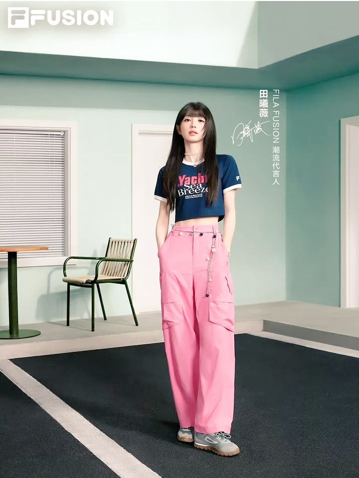 joyandvictoriaT's tweet photo. #TianXiwei is absolutely glowing in the latest Fila Fusion campaign! 💙🩷
Serving the perfect mix of sporty chic and doll-like visuals—she is effortlessly trendy and captivating. Total icon behavior! ✨
#TianXiwei #FilaFusion #田曦薇 #Cpop #StreetStyle https://t.co/gyhZPynIUs