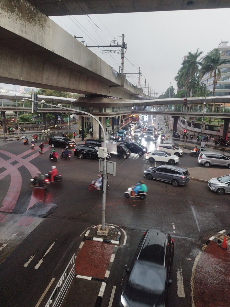 mufthi's tweet photo. Keluar goa eh terowongan MRT kok gelap...hujan saudara saudara...buka puasa di CSW masih lama wkwkwkw https://t.co/57V2PrwfDg