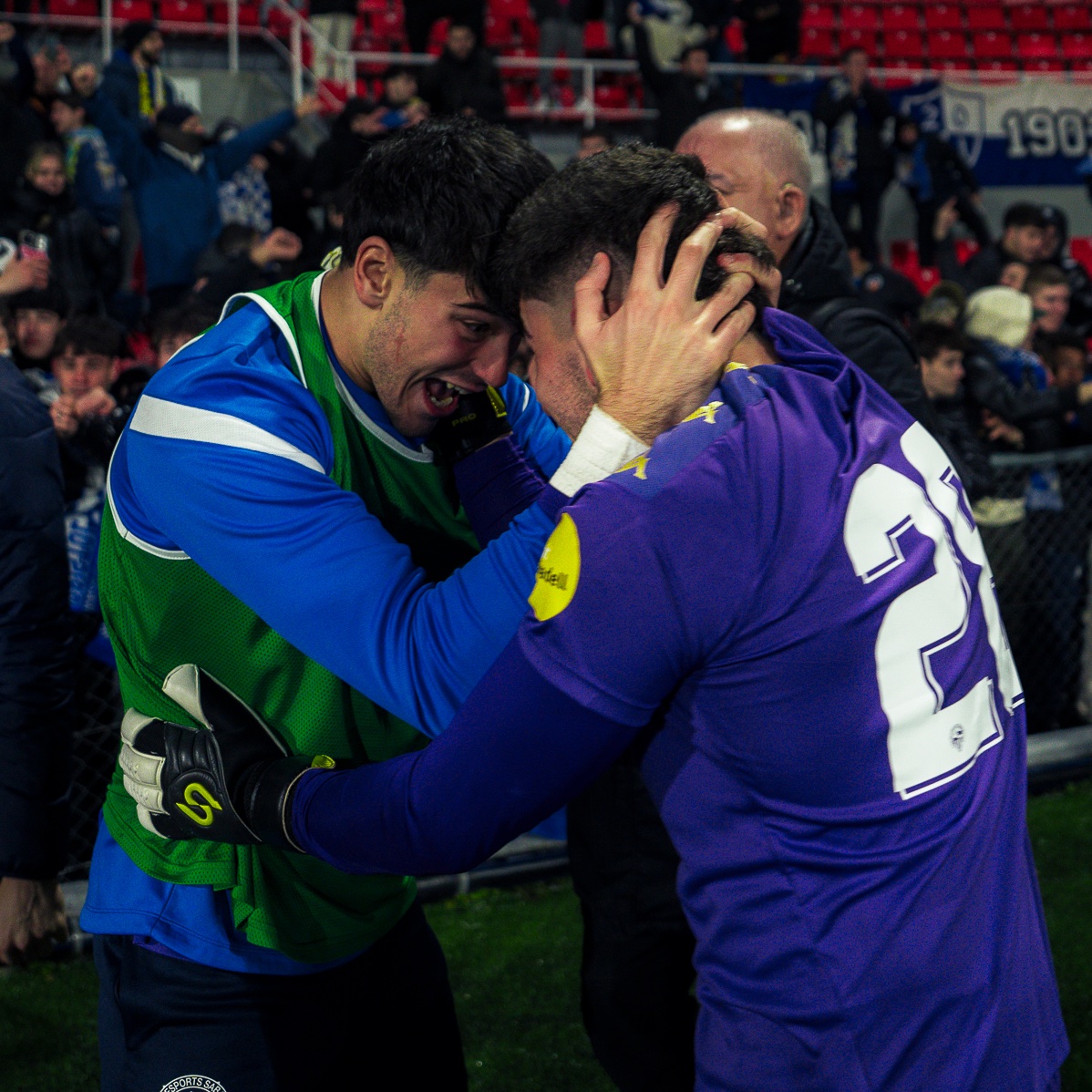 CESabadell's tweet photo. 🧤 En les millors mans possibles

🔐 Hem acabat la lliga amb 𝟮𝟮 𝗽𝗼𝗿𝘁𝗲𝗿𝗶𝗲𝘀 𝗮 𝘇𝗲𝗿𝗼 i un gran treball de tots els porters de l’equip als partits i als entrenaments

🔝 I tot amb un entrenador de porters que val or https://t.co/iVCZjPOPBB
