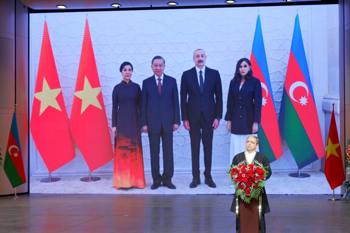 AzEmbVietnam's tweet photo. 🇻🇳 ən mötəbər və müasir tədbir məkanı hesab olunan Ho Guom Opera səhnəsində 28 May–Müstəqillik Günü və 🇦🇿-🇻🇳strateji tərəfdaşlığının I ildönümü münasibətilə Hanoyda rəsmi qəbul, daha sonra 🇦🇿 və 🇻🇳bəstəkarlarının musiqilərindən ibarət təntənəli konsert proqramı təşkil olunmuşdur. https://t.co/jvt9x9YzMx