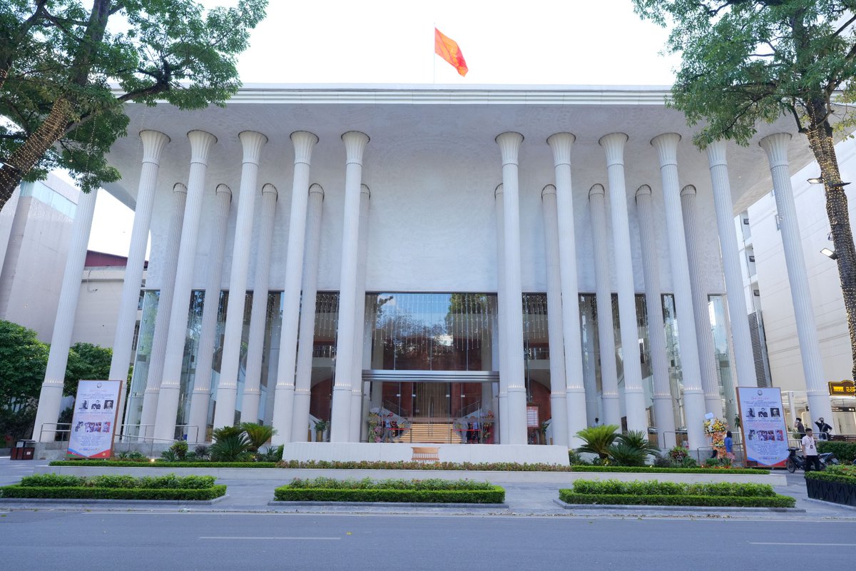 AzEmbVietnam's tweet photo. 🇻🇳 ən mötəbər və müasir tədbir məkanı hesab olunan Ho Guom Opera səhnəsində 28 May–Müstəqillik Günü və 🇦🇿-🇻🇳strateji tərəfdaşlığının I ildönümü münasibətilə Hanoyda rəsmi qəbul, daha sonra 🇦🇿 və 🇻🇳bəstəkarlarının musiqilərindən ibarət təntənəli konsert proqramı təşkil olunmuşdur. https://t.co/jvt9x9YzMx