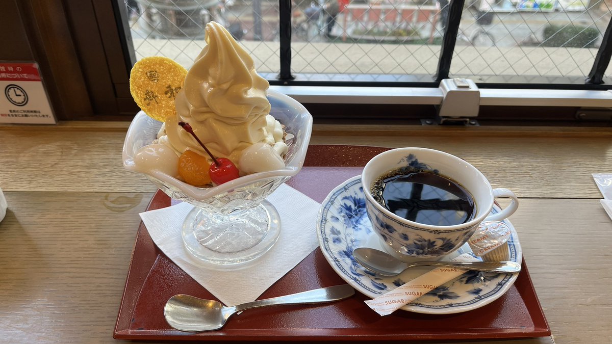 AssistantP_T's tweet photo. @komasan_ganso がっかりしないでー💦💦

気分転換に、ソフトクリーム🍦食べに行こう！
あんみつの上に乗ってるのでもいいかな？
これね、有名な和菓子屋さんの、さつまいものソフトクリームなんだよ👍 https://t.co/J8iGx7L8ry